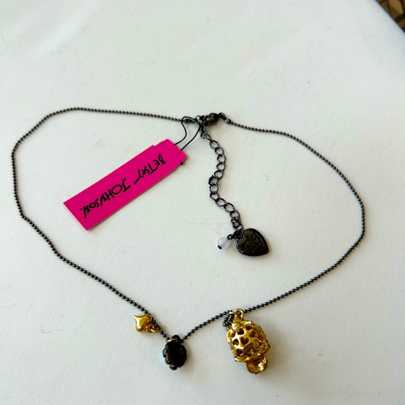 Betsey Johnson Rhinestone Scull Necklace Gold NWT Gold Heart adjustable - Picture 4 of 4